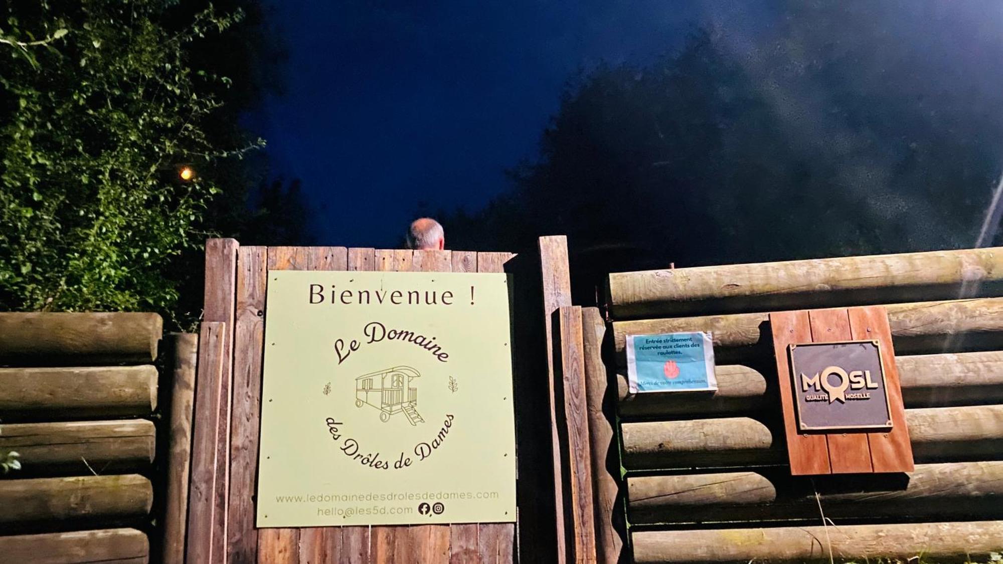 Le Domaine Des Droles De Dames Pension Buding Buitenkant foto